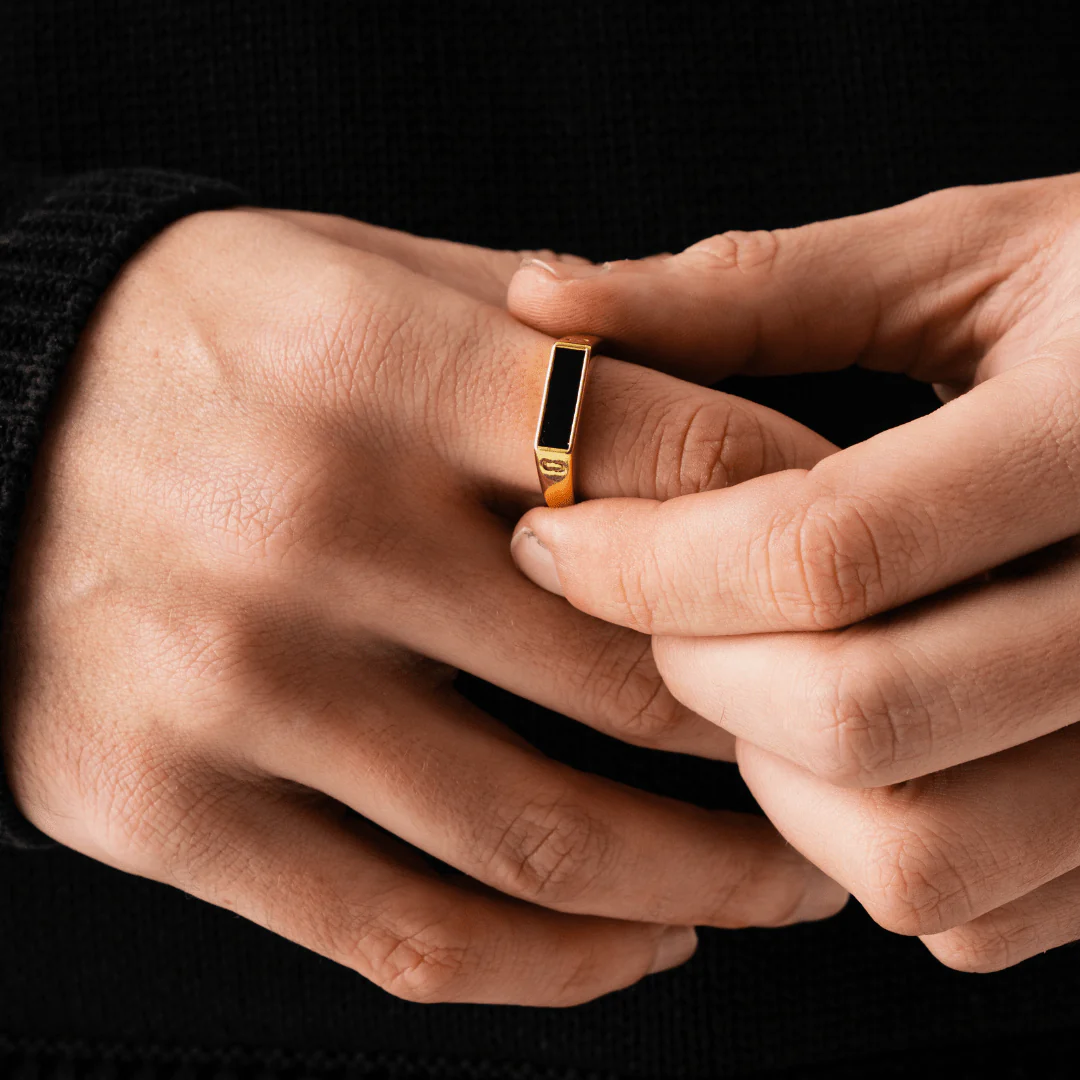 Onyx Rectangle Stone Signet Ring (Gold) - Image 2